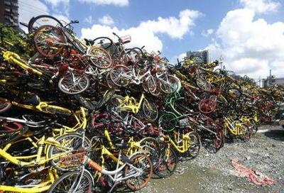 上海共享單車墳?zāi)?單車隨意擺放堆成山 觸目驚心