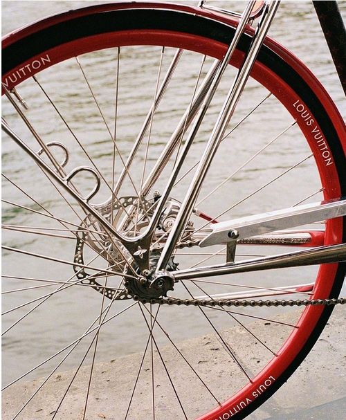 18萬(wàn)一輛的lv自行車,賣(mài)的是什么